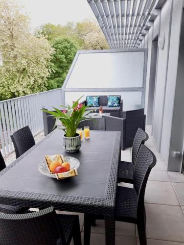 une table avec un bol de fruits sur un balcon dans l'établissement Bide Ona - Centre - Terrasse - Parking, à Bayonne