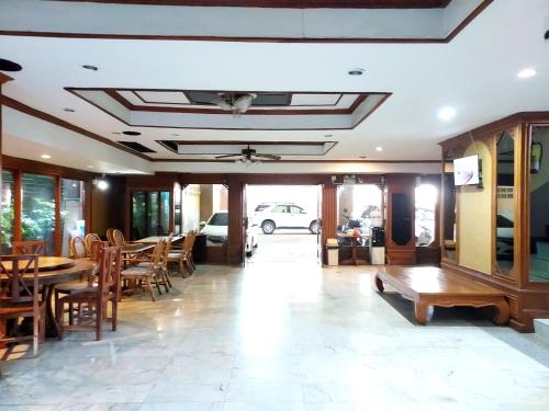 jadalnia ze stołem i krzesłami w obiekcie Traveller Inn Hotel w mieście Chiang Mai