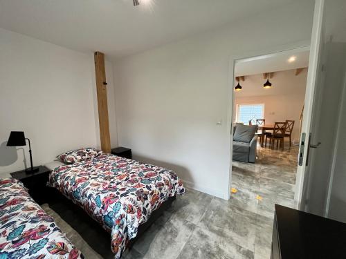 um quarto com uma cama e uma sala de jantar em Sarnia Polana em Kostrzyca