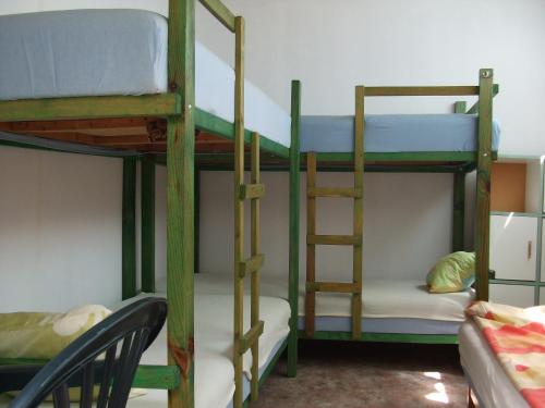 a room with two bunk beds with a ladder at KEMPIN - KANTIN egyéb szálláshely in Bázakerettye