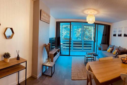 ein Wohnzimmer mit einem Tisch und einem Esszimmer in der Unterkunft Grand T2 renové, plein centre, 62 m² in Villard-de-Lans