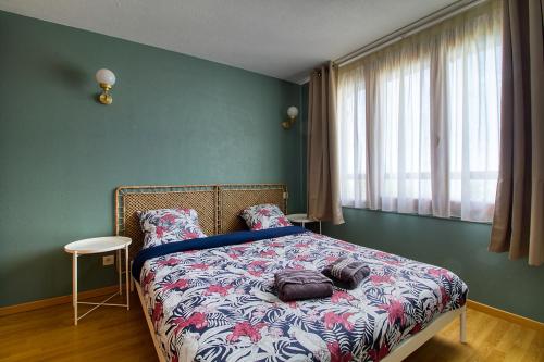 Ένα ή περισσότερα κρεβάτια σε δωμάτιο στο Le Garden - Vue lac - Piscine - Parking - Évian - Thonon - Lugrin