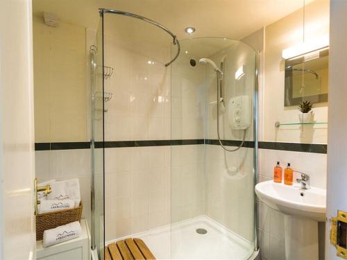 y baño con ducha y lavamanos. en 2 Hart Head Barn en Ambleside