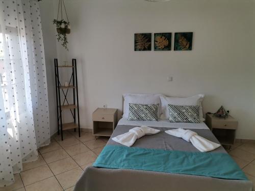 una camera da letto con un letto e due asciugamani di Ioanna's Apartment a Potamiá