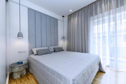 1 dormitorio con cama grande y ventana grande en Spacious flat 2 bedrooms 4 pers by MPS, en Atenas