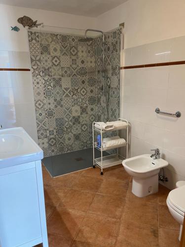 ein Bad mit einer Dusche, einem WC und einem Waschbecken in der Unterkunft B&B Bella Vista in Paggi
