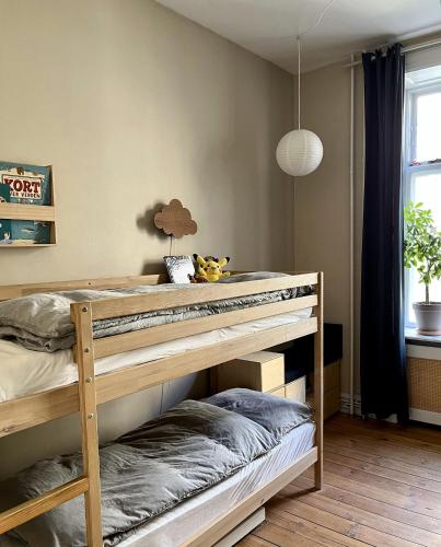 コペンハーゲンにあるApartmentInCopenhagen Apartment 1279のベッドルーム1室(二段ベッド2組、ランプ付)