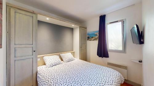 a bedroom with a bed and a window and a door at Les terrasses du Liouquet in La Ciotat