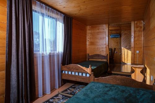 a small room with two beds and a window at Апартаменти для двох in Verkhovyna