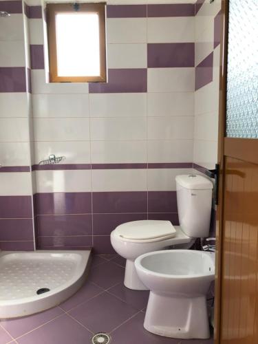 La salle de bains est pourvue de toilettes, d'un lavabo et d'une baignoire. dans l'établissement Arsen Apartments, à Saranda