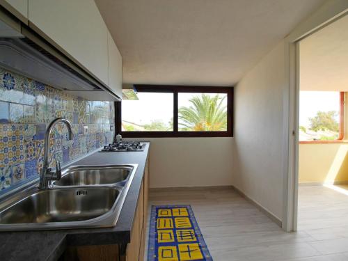 uma cozinha com um lavatório e um fogão em Apartment in Costa Rei em Monte Nai