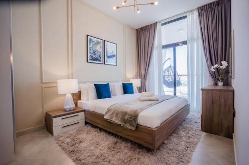una camera da letto con un grande letto con cuscini blu di Nasma Luxury Stays - Modern Apartment With Cityscape And Skyline Views a Dubai