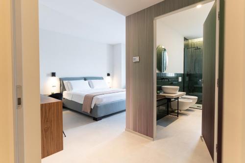 1 dormitorio con 1 cama y baño en BLUETTE SUITE & BOAT en Polignano a Mare