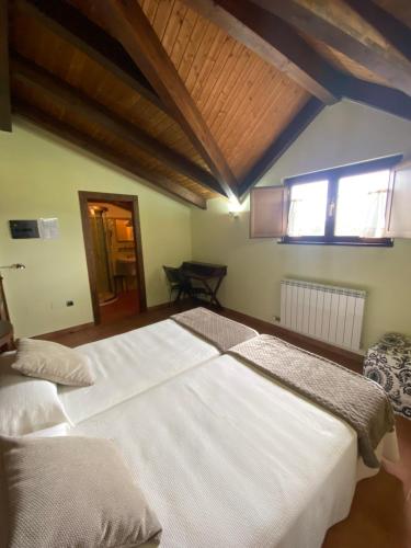 a bedroom with two white beds in a room at Hotel rural Monasterio de Ara Mada in Santa Colomba de las Arrimadas