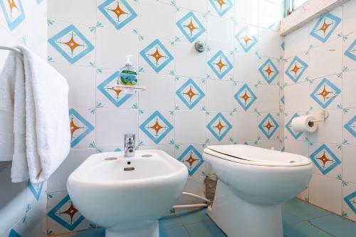 een badkamer met een toilet en een wastafel bij Villa Asteri in Porto Istana
