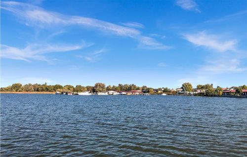 vistas a una gran masa de agua en Amazing Ship In Neuruppin With Wifi, en Neuruppin