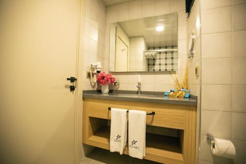 a bathroom with a sink and a mirror at Polaris Otel & Beach Club in Mersin