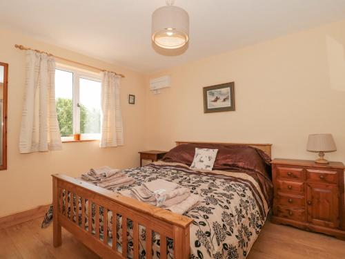 um quarto com uma cama e uma janela em Watermead Lodge em Taunton