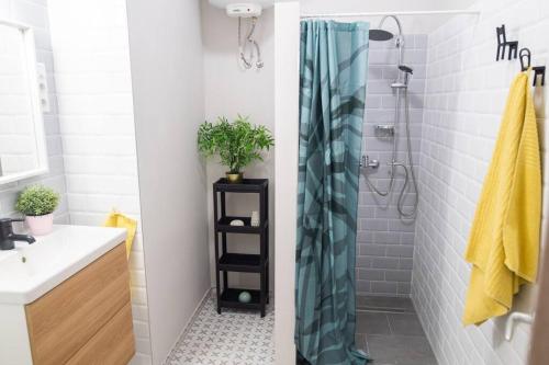y baño con ducha, lavabo y aseo. en 3 Rooms Apartment In Budapest en Budapest