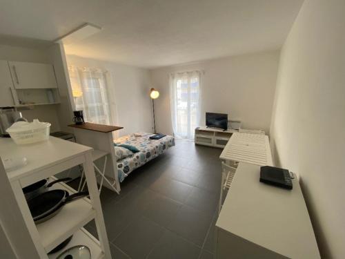 Cette petite chambre comprend un lit et une cuisine. dans l'établissement Happy Place, à Lacanau