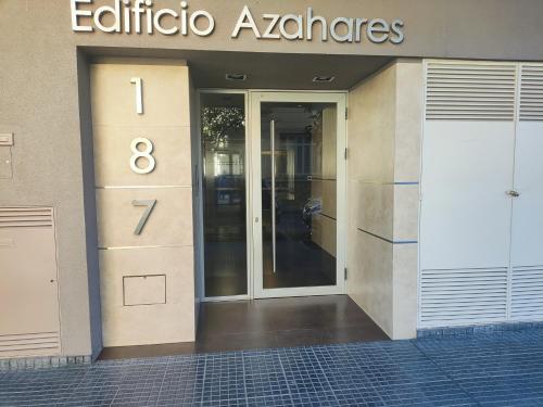 l'entrée d'un immeuble de bureaux avec le numéro quatre-vingt-huit dans l'établissement Departamento Centrico San Martin, à San Salvador de Jujuy