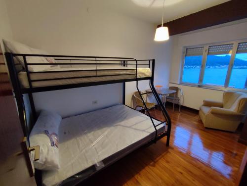 ドゥンブリーアにあるVilla T de Pescadoresのベッドルーム1室(二段ベッド2組付)、リビングルームが備わります。