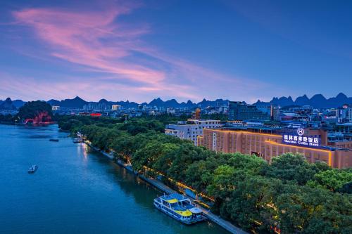 桂林的住宿－桂林喜來登飯店，一条有城市的河流和一条水中的船
