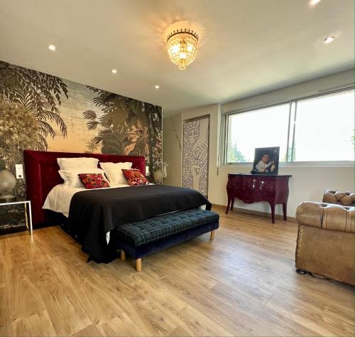 ein Schlafzimmer mit einem Bett, einem Sofa und einem Klavier in der Unterkunft Villa Pauline in Avignon