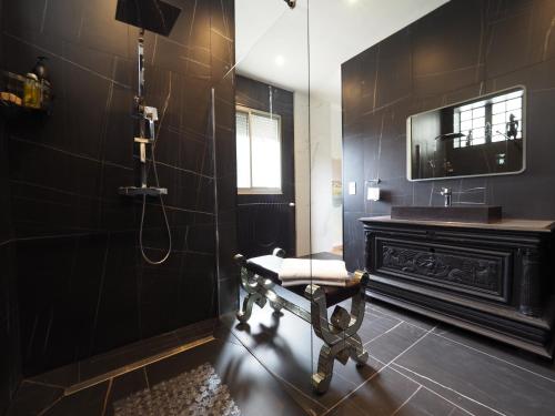 a bathroom with a bench and a shower and a sink at Villa Pauline in Avignon