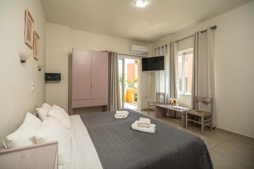 Кровать или кровати в номере Manos Beachside Apartments
