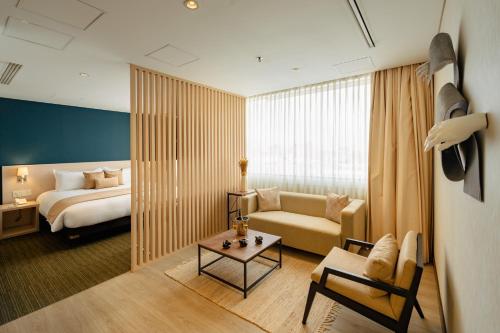 una camera d'albergo con letto e divano di Liv Hotels a Bogotá