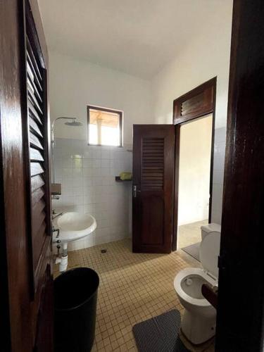 e bagno con servizi igienici, vasca e lavandino. di Villa calme - Jardin Tropical - Kpalimé a Palimé