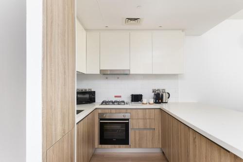 A kitchen or kitchenette at New apt in Dubai Marina with balcony and sea view