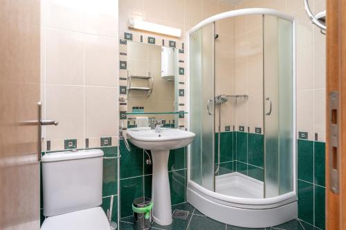 y baño con aseo, lavabo y ducha. en Villa Dalmatia Apartments, en Bol