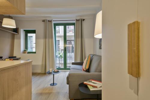 un soggiorno con divano e una cucina di Ola Living Vidreria a Barcellona