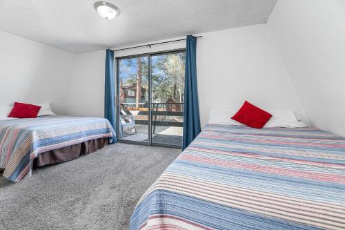 2 camas en una habitación con ventana en BURRO SPRINGS - Close to Lake and Slopes, en Big Bear City