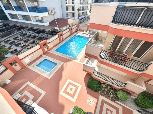 Výhľad na bazén v ubytovaní Large sunny apartment with swimming pool, 300 meters from the sea alebo v jeho blízkosti