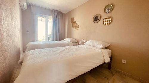 sypialnia z dwoma łóżkami i oknem w obiekcie Seaview Apartment Mira Andalus w mieście Sitio de Calahonda