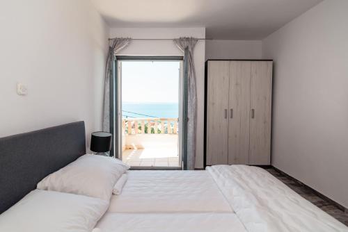 Gallery image of Summer Apartment , 4 rooms, sea view with jacuzzi in Podstrana