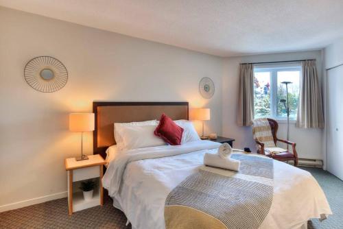 ein Hotelzimmer mit einem großen Bett und einem Fenster in der Unterkunft Tremblant Mountain Resort Condo! in Mont-Tremblant