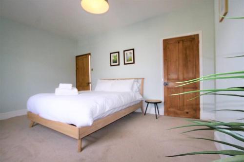 1 dormitorio con 1 cama y puerta de madera en Lovely 2BR home with sunny garden in Montpelier en Bristol