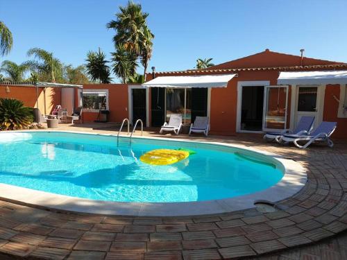 a swimming pool with a frisbee in the middle at Villa dos Patudos in Faro