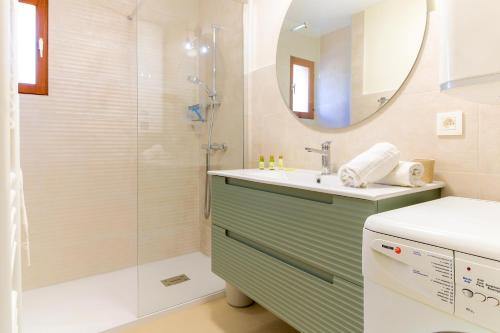ein Bad mit einer Dusche, einem Waschbecken und einem Spiegel in der Unterkunft SELECT'soHOME - Charmant T2 proche de la plage de Saint-Clair au Lavandou avec parking privé - PARCFO11 in Le Lavandou