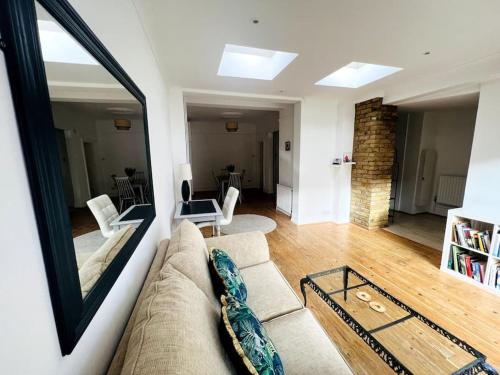 sala de estar con sofá y espejo en Perfect Location Whole Apartment With Wifi & Private Garden CONTRACTORS WELCOME, en Southend-on-Sea