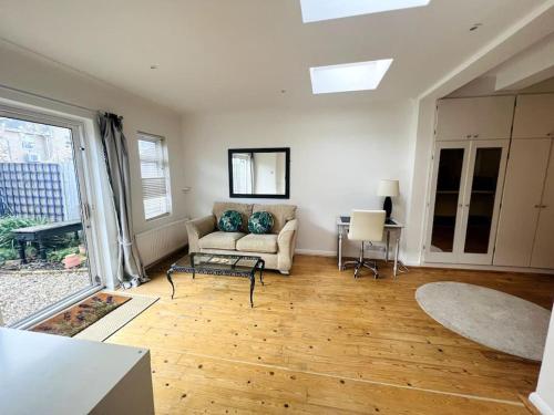 sala de estar con sofá y mesa en Perfect Location Whole Apartment With Wifi & Private Garden CONTRACTORS WELCOME, en Southend-on-Sea