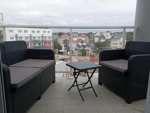 een balkon met 2 stoelen en een tafel met uitzicht bij Le Pornizhan in Pornichet
