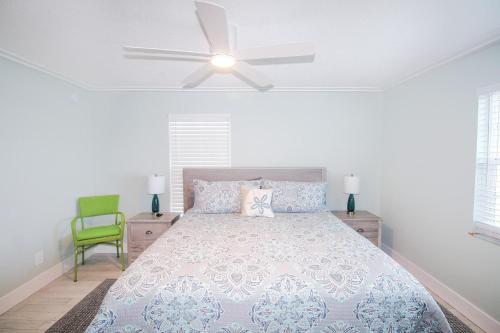 een slaapkamer met een bed en een plafondventilator bij Colony Beach Club 101 in New Smyrna Beach