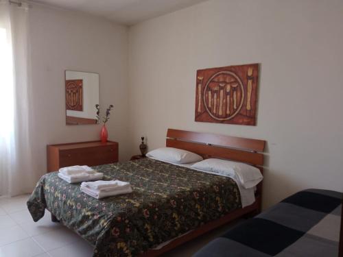 a bedroom with a bed with towels on it at Residenza Caserta Sud - Appartamento con giardino in Caserta