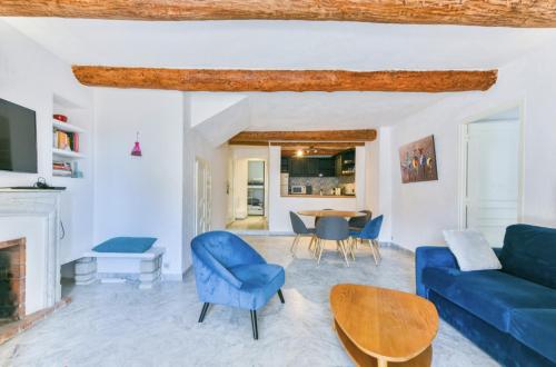 un salon avec un canapé bleu et une table dans l'établissement Bel appartement dans les remparts à 50 m de la mer, à Antibes