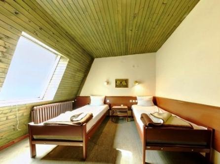 Pokój z 2 łóżkami i oknem w obiekcie Hotel Sax Balkan w mieście Dimitrovgrad